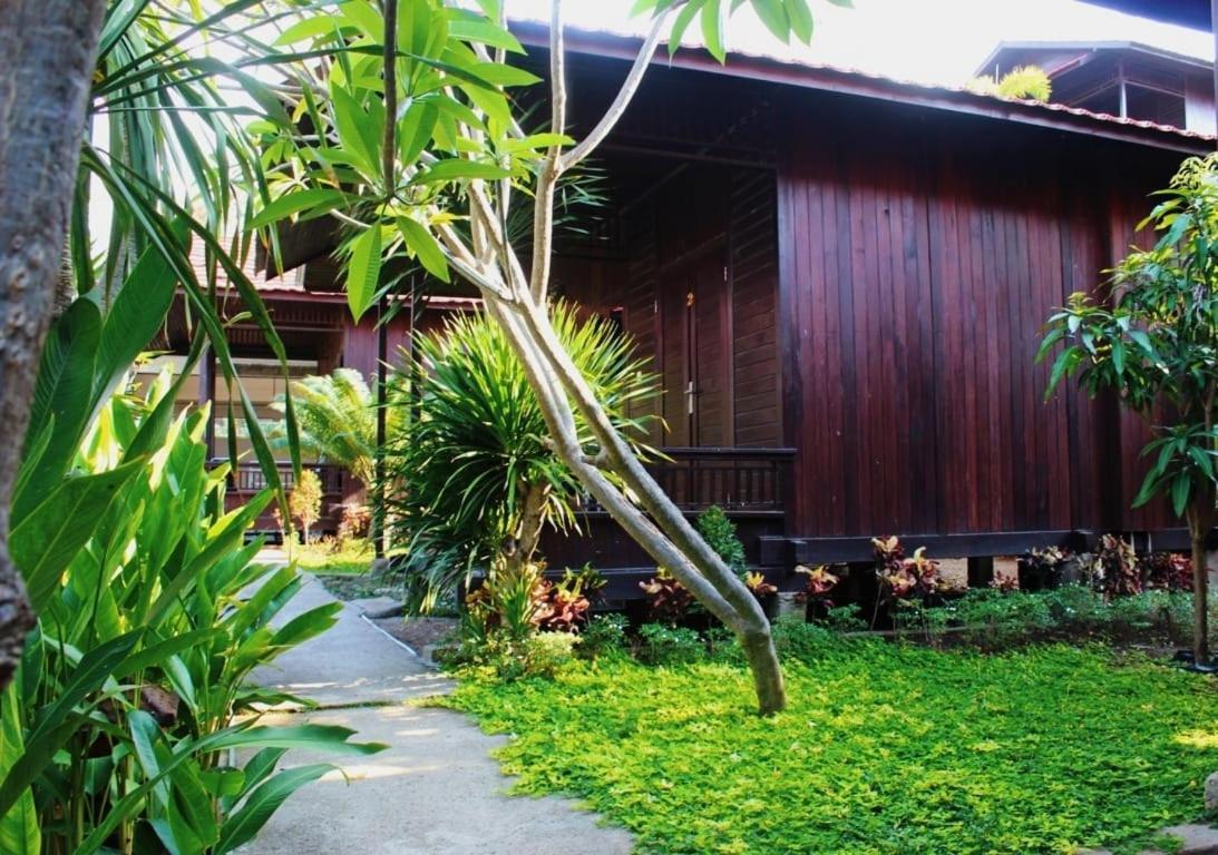 เอ๊กโซติก โคโดโม โฮเต็ล Hotel ลาบวนบาโจ ภายนอก รูปภาพ