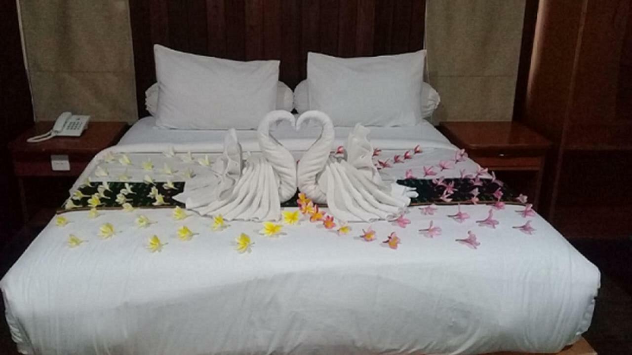 เอ๊กโซติก โคโดโม โฮเต็ล Hotel ลาบวนบาโจ ภายนอก รูปภาพ