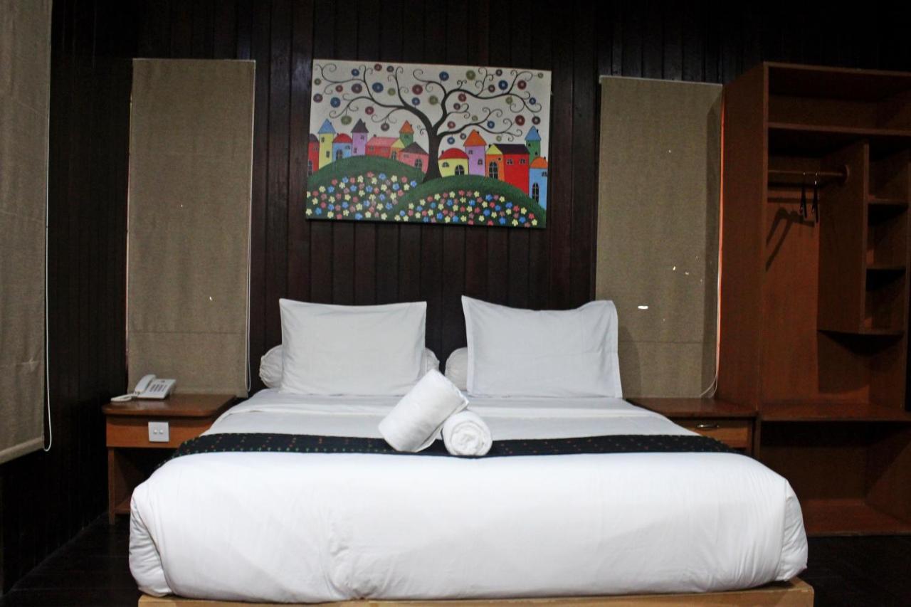 เอ๊กโซติก โคโดโม โฮเต็ล Hotel ลาบวนบาโจ ภายนอก รูปภาพ